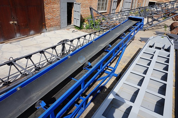 Производство Конвейер передвижной наклонный с прямой лентой и бортами