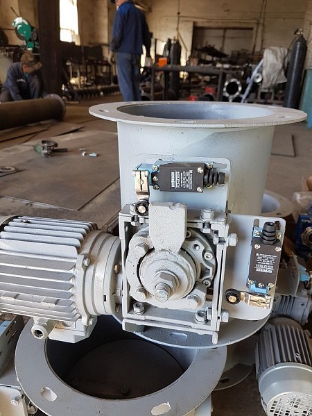 Производство Задвижка шиберная круглого сечения для винтового конвейера D-300